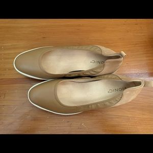 Vionic Jacey Wedge; Color: Toffee; Size:10